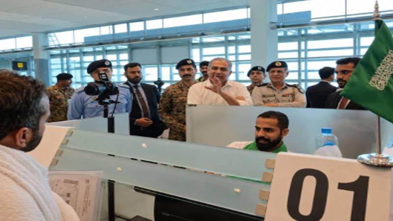 وفاقی وزیر داخلہ محسن نقوی کا اسلام آباد ایئرپورٹ کا اچانک دورہ، عازمین حج کے لیے امیگریشن سہولیات کا جائزہ لیا
