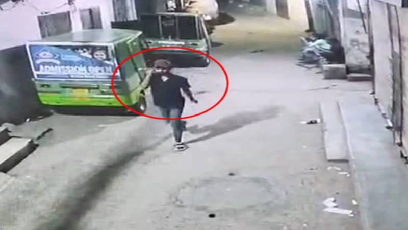 لاہور میں چھوٹے بھائی کے ہاتھوں بڑے کا قتل، ملزم کی فرار کی ویڈیو وائرل 