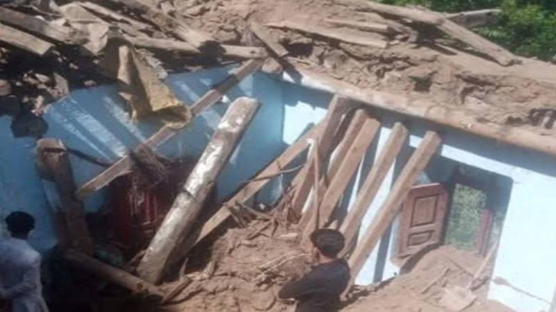 دیر بالا میں گھر کی چھت گرنے کا حادثہ، 4 افراد زخمی اور ملبے تلے دب گئے 