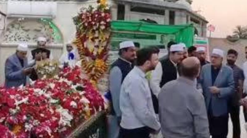 نائب وزیراعظم اسحاق ڈار کا داتا دربار دورہ، ترقیاتی منصوبوں کی نگرانی 