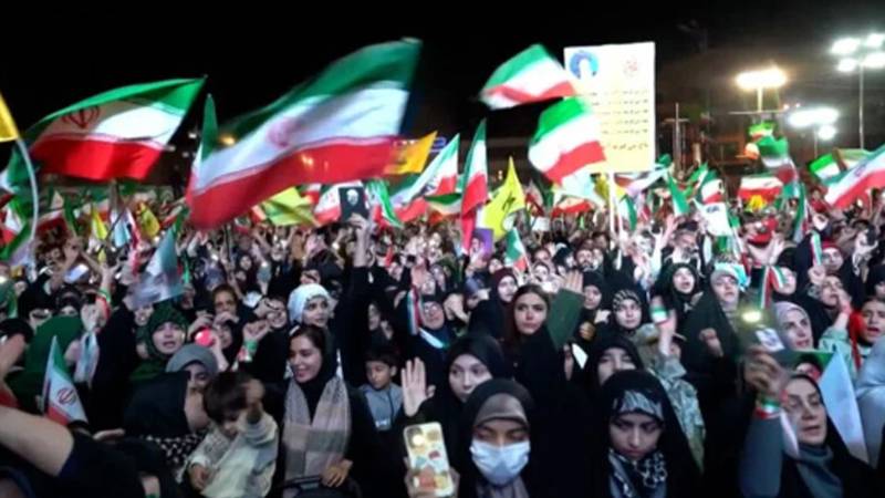 تہران کے شہری فضائی دفاعی نظام کی بحالی اور ہرمز میں جھڑپوں کے خلاف پھر سڑکوں پر نکل آئے 