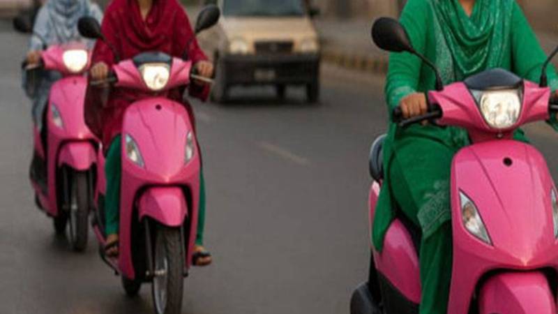 خواتین کو بااختیار بنانے کے لیے مزید الیکٹرک اسکوٹیز کی خریداری کا فیصلہ 