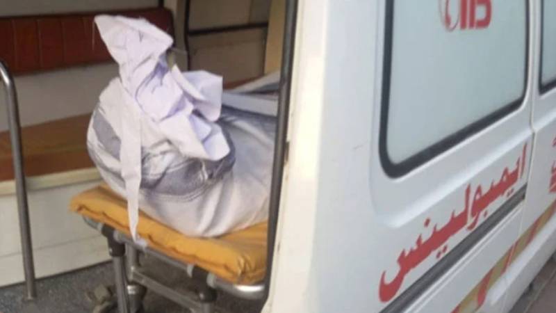 کراچی میں پھل خریدتے ہوئے خاتون ڈاکوؤں کی فائرنگ کا نشانہ، جاں بحق 