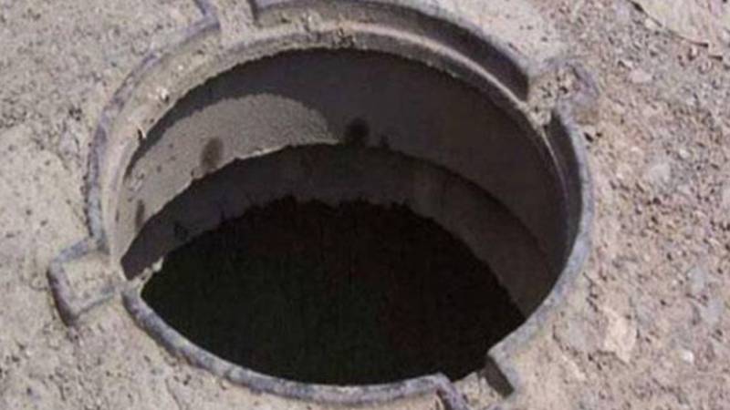 فیصل آباد کے طیبہ ٹاؤن میں چار سالہ بچی کھلے مین ہول میں گر کر جاں بحق