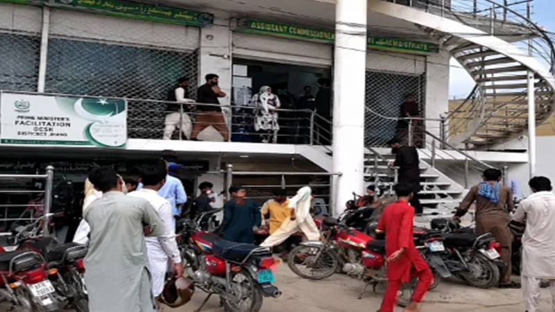 گجرات میں آفس چھوڑنے آئے شوہر نے بیوی کو فائرنگ کر کے خودکشی کر لی 