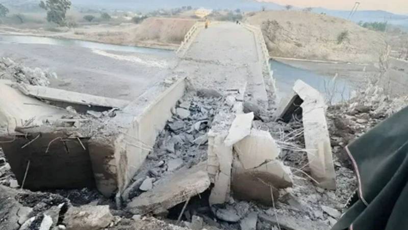 بنوں: نامعلوم افراد نے ریڑہ پل کو بارودی مواد سے اڑا دیا