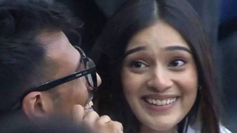 یوزویندر چہل کو ان فالو کرنے پر وضاحت، آر جے مہوش کا مؤقف سامنے آگیا