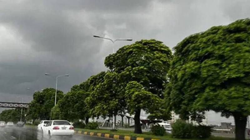 ملک کے مختلف علاقوں میں بارش کا امکان، موسم بدلنے لگا