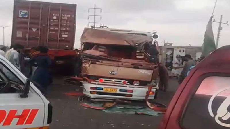 ناردرن بائی پاس پر ٹریلر اور کوسٹر میں تصادم، ٹریفک متاثر