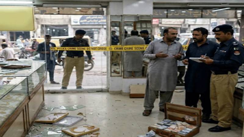 گلستان جوہر: سنار کی 4 دکانوں میں بڑی واردات، کروڑوں کا سونا لوٹ لیا گیا