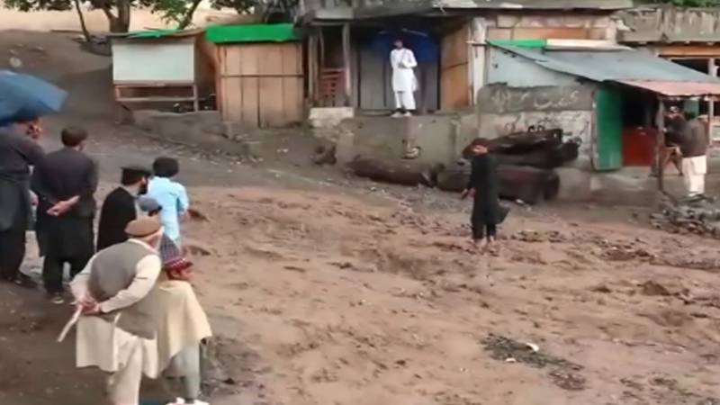 وادی کمراٹ میں شدید بارش، لینڈ سلائیڈنگ سے روڈ بند، سیاح پھنس گئے