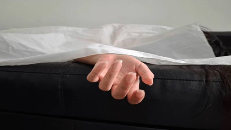 شاد باغ میں 23 سالہ خاتون کی مبینہ خودکشی، لاش مردہ خانے منتقل