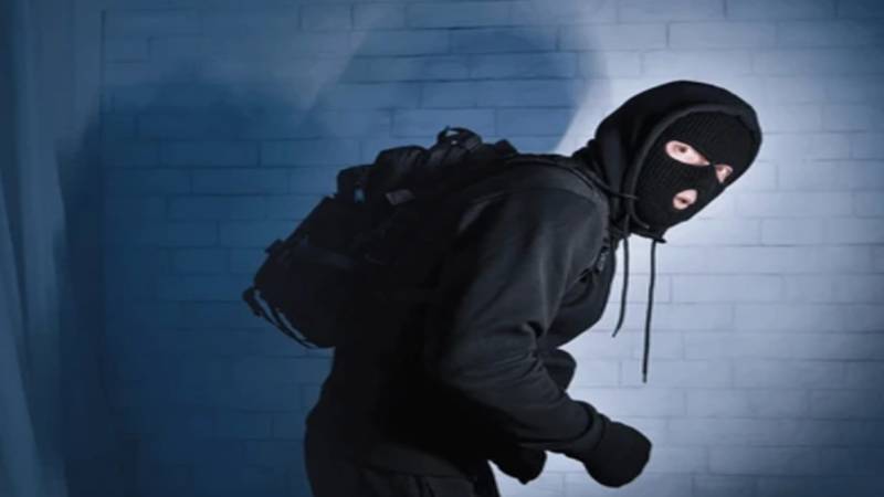 کاہنہ میں ڈکیتی کی واردات، دو ملزمان لاکھوں کا مال لوٹ کر فرار