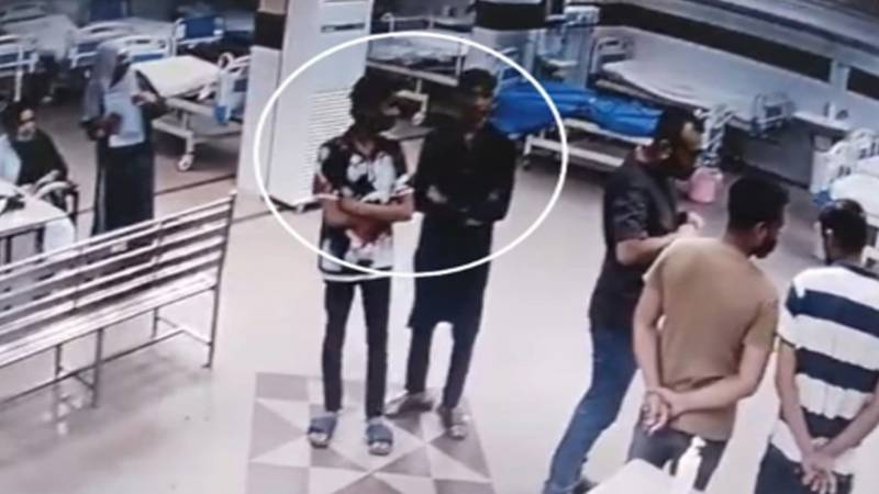 اسپتال میں مریضوں کے تیمارداروں سے موبائل فون چوری کرنے والا گروہ بے نقاب، سی سی ٹی وی فوٹیج منظرعام پر آگئی
