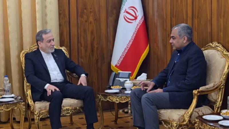 محسن نقوی کی ایرانی وزیرِ خارجہ سے ملاقات، خطے میں امن و جنگ بندی پر گفتگو