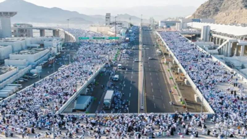 مناسک حج کا آغاز: منیٰ میں لاکھوں عازمین کی آمد، لبیک کی صداؤں سے روح پرور مناظر