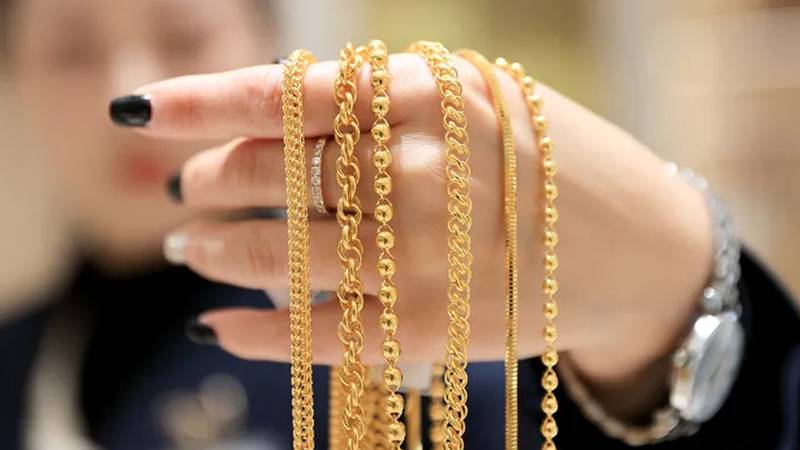 سونے کی قیمت میں کمی، فی تولہ نرخ 3 ہزار 100 روپے کم ہو گئے