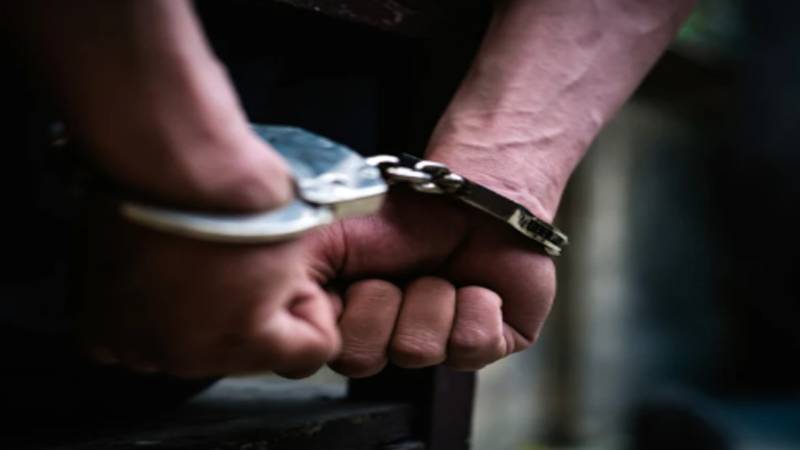 کراچی: خواتین کی نازیبا ویڈیو بنا کر ہراساں کرنے والا ملزم گرفتار
