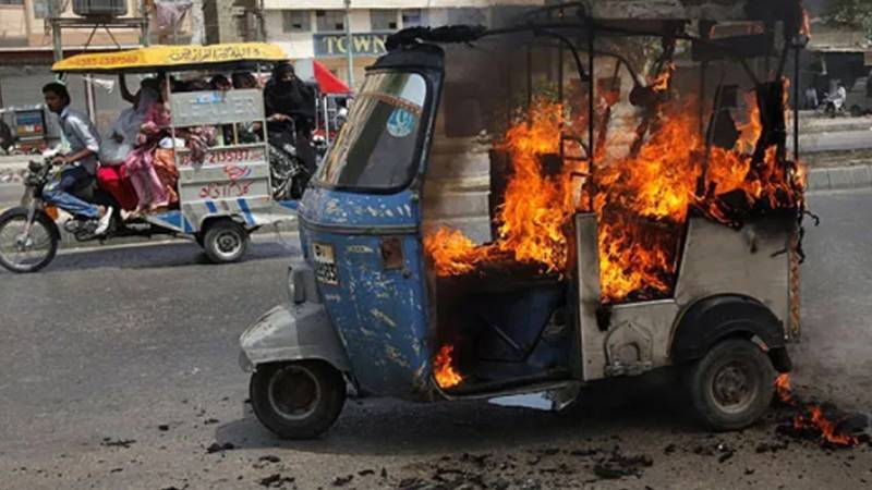 حافظ آباد میں چالان کے بعد رکشہ ڈرائیور کا احتجاج، رکشے کو آگ لگا دی