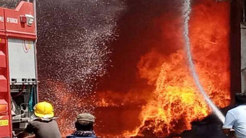 نشتر کالونی میں گھر کی بالائی منزل پر آگ لگ گئی، ریسکیو کارروائی جاری