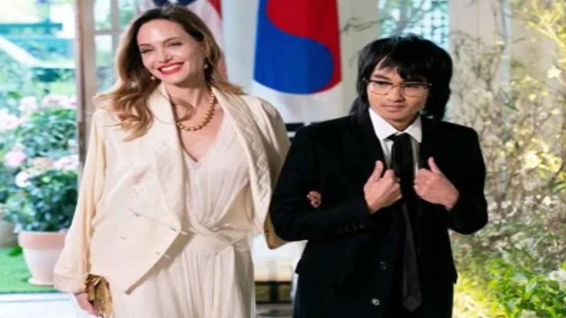بریڈ پٹ اور انجلینا جولی کے بیٹے میڈوکس نے قانونی طور پر نام سے ’’پٹ‘‘ ہٹا دیا