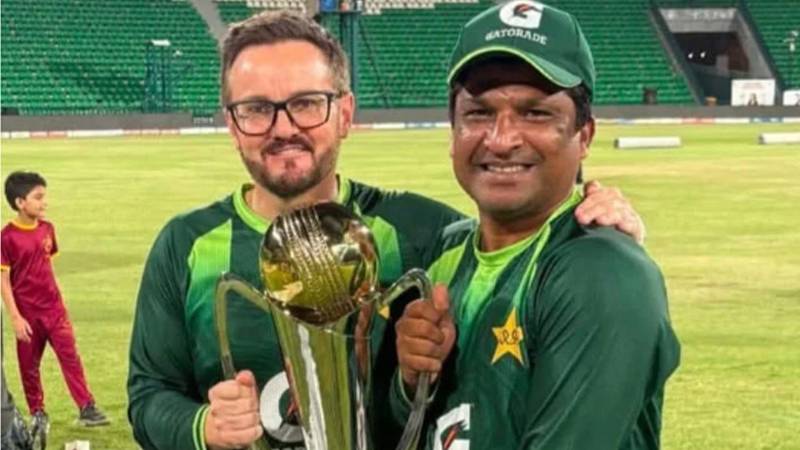 پاکستان وائٹ بال ٹیم کے بیٹنگ کوچ حنیف ملک اپنی ذمہ داریاں مکمل کرنے کے بعد سبکدوش