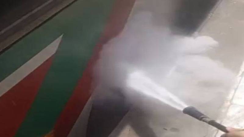 کلمہ چوک کے قریب میٹرو بس کے انجن میں آگ، مسافروں کو بحفاظت نکال لیا گیا