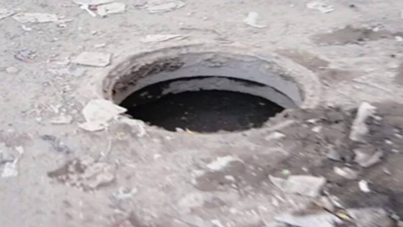 لاہور: کھلے مین ہول میں بچی گر گئی، علاقہ مکینوں نے زندہ نکال لیا