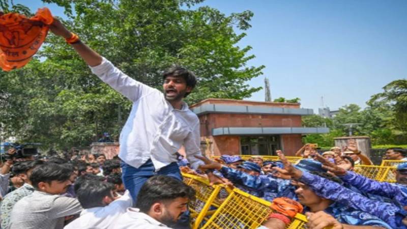 بھارتی نوجوانوں نے مودی کے آلہ کار گودی میڈیا کے گمراہ کن کردار کو بے نقاب کر دیا 