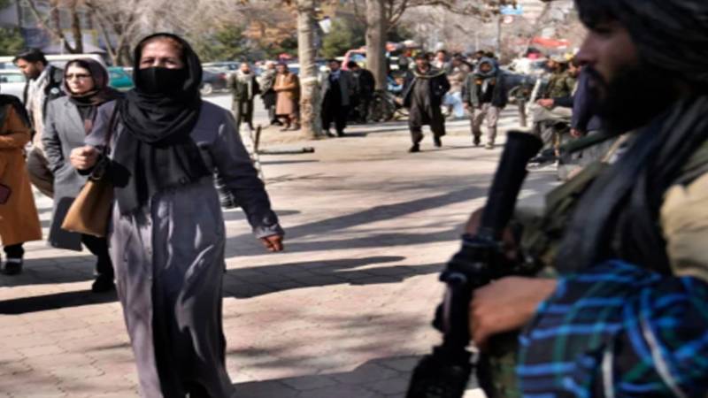 افغانستان: ڈریس کوڈ کی مبینہ خلاف ورزی پر خواتین کی گرفتاریوں پر عالمی ردعمل