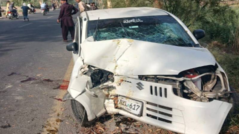 ٹائر پھٹنے سے ٹیکسی درخت سے ٹکرا گئی، ڈرائیور جاں بحق، 2 مسافر زخمی