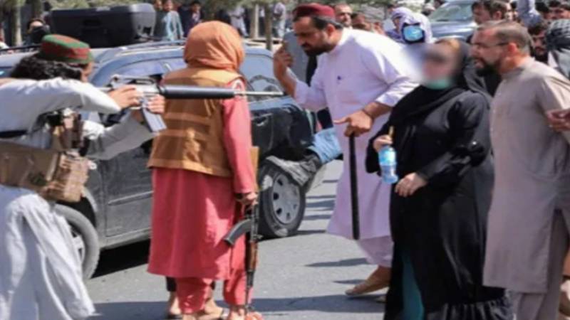 ہرات میں خواتین کے حقوق کے حق میں آن لائن احتجاجی مہم، عالمی سطح پر حمایت میں اضافہ
