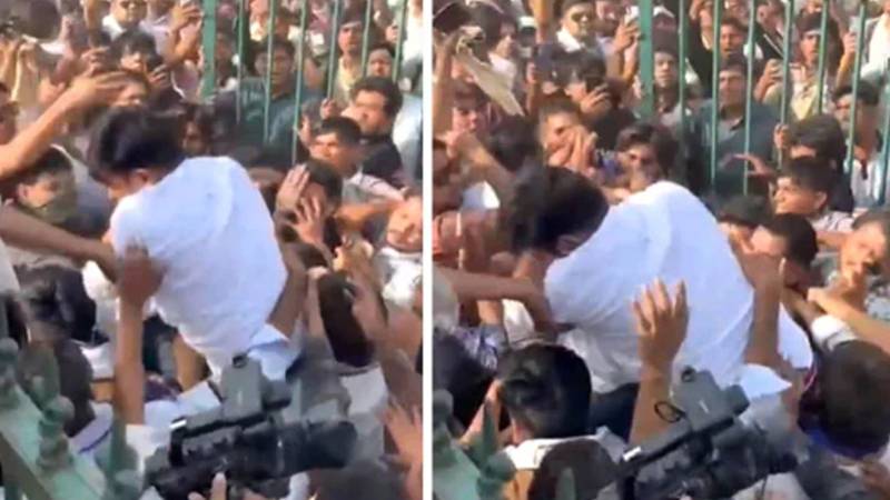 بھارت: احتجاج کے دوران کاکروچ جنتا پارٹی کے بانی پر حملہ، متعدد تھپڑ مارے گئے