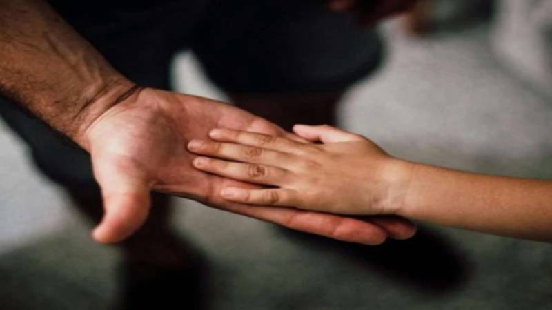 پاکستانی نژاد امریکن سابق میاں بیوی کی بچوں کی حوالگی سے متعلق درخواست پر والدہ کو نوٹس جاری