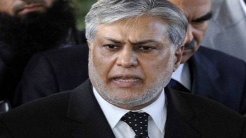 عالمی منڈی میں تیل سستا، پاکستان میں پیٹرولیم قیمتوں میں نمایاں کمی کا امکان: اسحاق ڈار