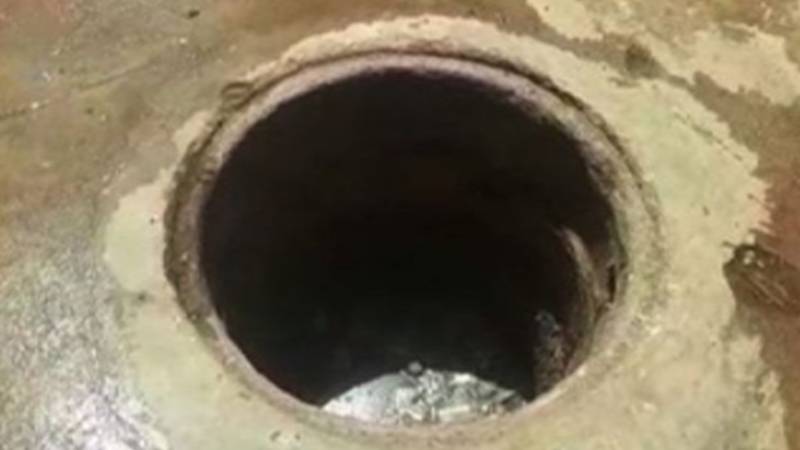 ساہیوال: 8 سالہ بچہ کھلے مین ہول میں گر گیا، شہریوں کی بروقت کارروائی سے بڑا سانحہ ٹل گیا