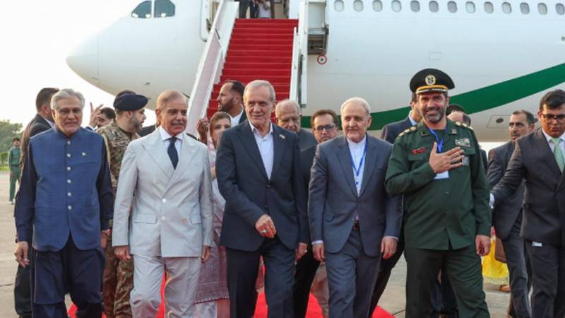 ایرانی صدر مسعود پزشکیان ایک روزہ سرکاری دورے پر پاکستان پہنچ گئے، اعلیٰ سطحی استقبال