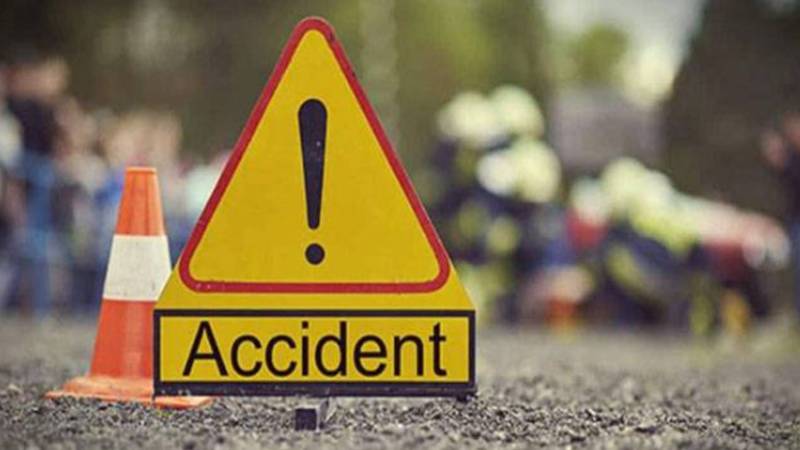 ملتان روڈ پر منی ٹرک اور رکشے میں تصادم، 3 افراد زخمی