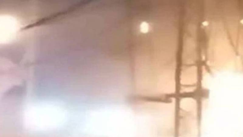 لاہور: ہال روڈ پر شارٹ سرکٹ سے بجلی کی تاروں میں آگ لگ گئی