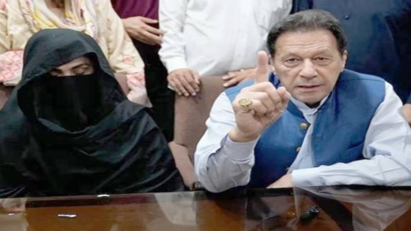 عمران خان کو 22 اور بشریٰ بی بی کو 24 گھنٹے قیدِ تنہائی میں رکھا جاتا ہے، علیمہ خان