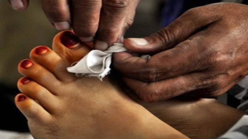35 سالہ خاتون کی مبینہ خودکشی، دو بچیاں بھی اسپتال منتقل