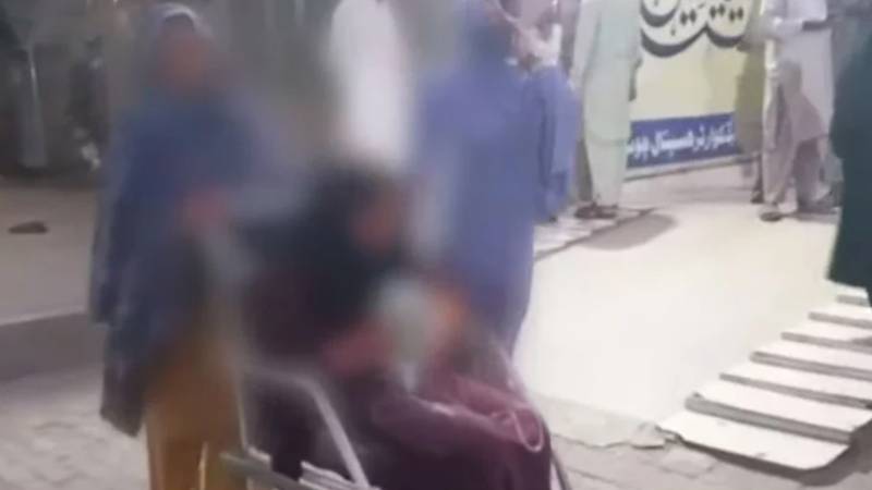 قصور چونیاں میں 16 سالہ لڑکی سے مبینہ زیادتی، ملزمان اسپتال چھوڑ کر فرار ہونے میں کامیاب