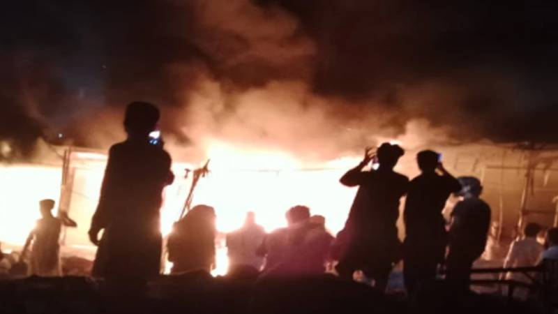 راولپنڈی: ٹینچ بھاٹہ کے لنڈا بازار میں آتشزدگی، 25 سے زائد کھوکھے جل کر خاکستر