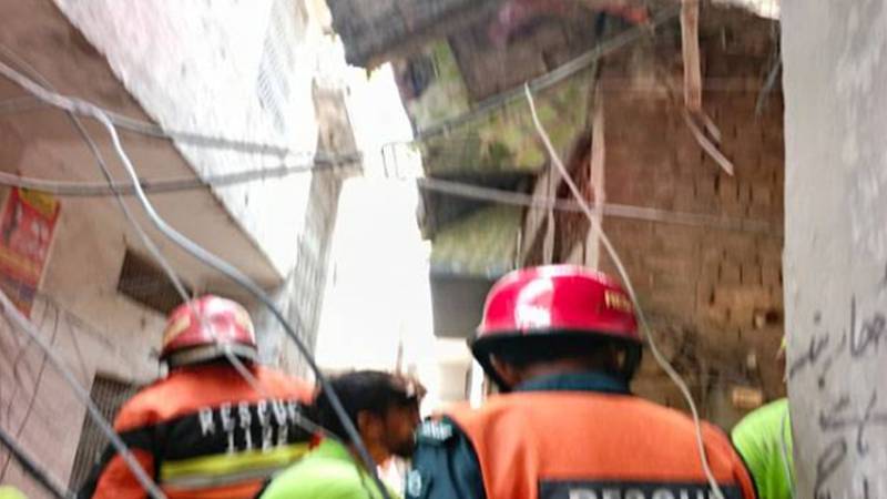 باغبانپورہ میں زیرِ تعمیر عمارت کی دیوار گرنے سے ایک بچہ جاں بحق، چار افراد زخمی