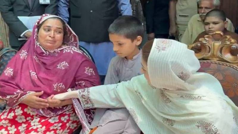 کاہنہ سانحہ: مریم نواز کی متاثرہ خاندانوں سے ملاقات، امدادی چیک تقسیم