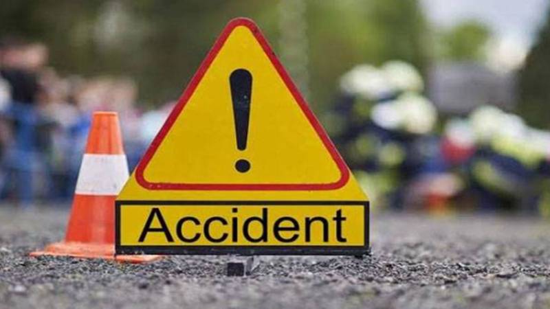 نشتر کالونی میں کوسٹر حادثہ، موٹرسائیکل کو بچانے کی کوشش 12 افراد پر بھاری پڑ گئی