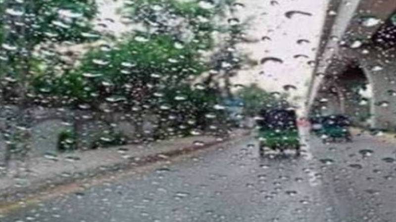 سورج اور بادلوں کی آنکھ مچولی، مختلف علاقوں میں بوندا باندی