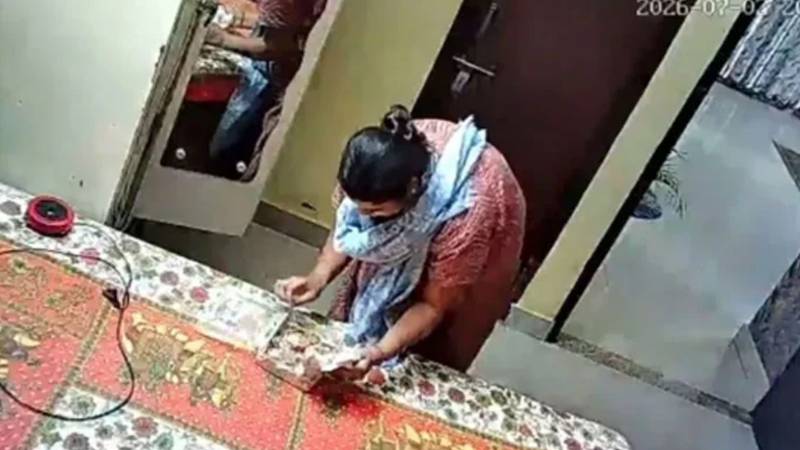 بھارت: مبینہ چور خاتون کی ڈرامہ بازی ناکام، سی سی ٹی وی نے حقیقت بے نقاب کر دی