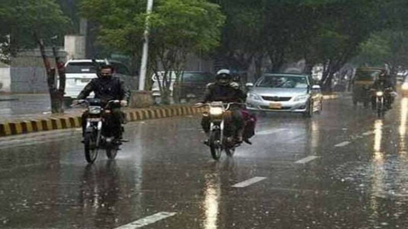 بارش کے پیش نظر لاہور ٹریفک پولیس الرٹ، سی ٹی او کی افسران کو فیلڈ میں رہنے کی ہدایت