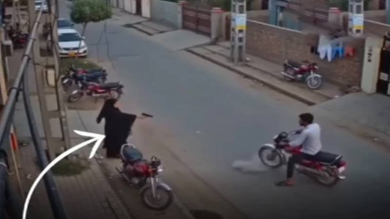 لاہور میں خاتون کی فائرنگ کی وائرل ویڈیو جعلی نکلی، پولیس نے حقیقت بتا دی